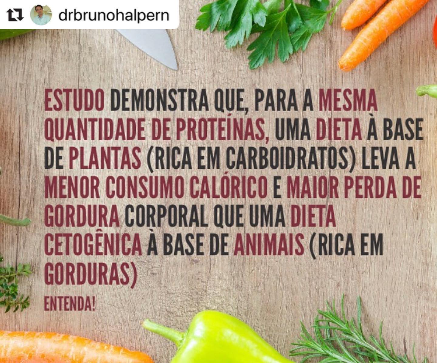 #Repost @drbrunohalpern・・・Mais um excelente estudo do NIH, capitaneado pelo brilhante Kevin Hall (embora ainda não publicado em revista, já tem todos os dados disponibilizados) nos ensina muito sobre nutrição e já nasce clássico: em um ambiente controlado, com todas as refeições medidas, um grupo de indivíduos passou 2 semanas consumindo uma dieta à base de plantas-PB (75% carbos/15%prot) e 2 semanas a base de carne, cetogênica -AC (75%gordura/15% proteína). O objetivo não era emagrecer e as pessoas podiam comer até ficarem satisfeitas. O grupo na dieta PB consumiu, em média, 689kcal a menos! Após o fim do experimento, não houve diferença na balança entre os grupos, mas o grupo PB perdeu gordura, e o grupo AC teve maior perda de massa magra (provavelmente água). Esse estudo questiona a ideia de q a cetogenese reduziria por si a ingesta e q carbos são “vilões” por si só; e demonstra q a densidade calórica importa muito mais (como a gordura tem mais calorias por grama q o carboidrato, a dieta tinha o dobro da densidade calórica). Por outro lado, a dieta AC levou a níveis menores de glicemia após a refeição. Esse é um estudo de prova de conceito e deve ser visto como tal: na vida real, dietas a base de animais tendem a ser mais protéicas que dietas a base de plantas, e não se avaliou diferentes níveis de proteína. Mas o estudo derruba o mito das gorduras darem mais saciedade q carboidratos, mostra q a perda rápida na cetose é água, e que a cetose em si pode não ter tanto efeito no apetite como se acredita! Ref: Hall. A plant based low fat diet decreases EI compared to a ketogenic diet: an inpatient RCT. Nutrixiv Preprints #lowcarb #plantbased #veganos #dietacetogenica